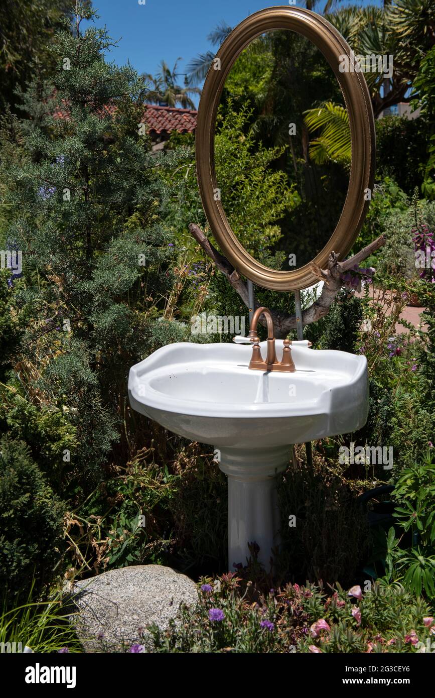 Un lavabo et un miroir au milieu d'un jardin Photo Stock - Alamy