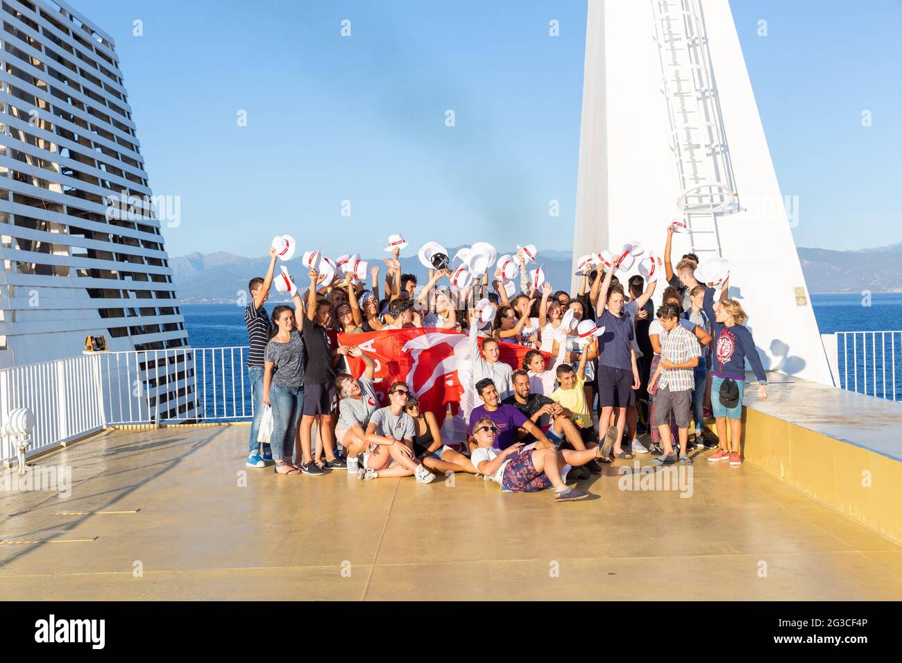 Groupe de personnes agitant au départ d'un ferry d'Ajaccio. Corse, France Banque D'Images