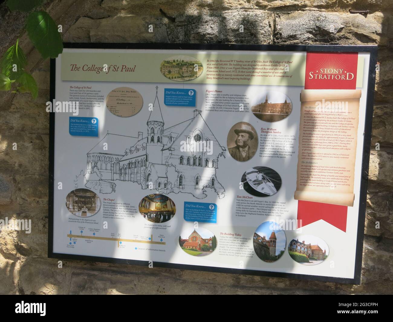 Vue sur le panneau d'information à l'extérieur du College of St Paul à Stony Stratford, donnant l'histoire de ce bâtiment historique. Banque D'Images