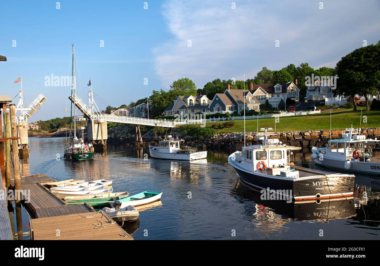 Le pont piétonnier ouvert sur Perkins Cove, Ogunquit, Maine, États-Unis Banque D'Images