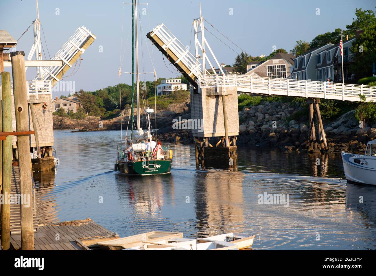 Le pont piétonnier ouvert fait place à un voilier sur Perkins Cove, Ogunquit, Maine, Etats-Unis Banque D'Images