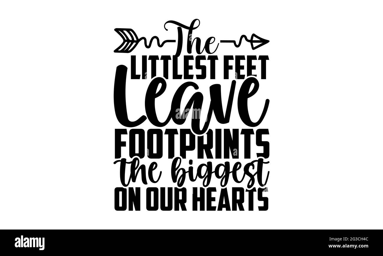 Les pieds les plus petits laissent les plus grands empreintes de pas sur nos coeurs - Memorial t chemises design, main dessiné lettering phrase, Calligraphie t chemise design, Isol Banque D'Images