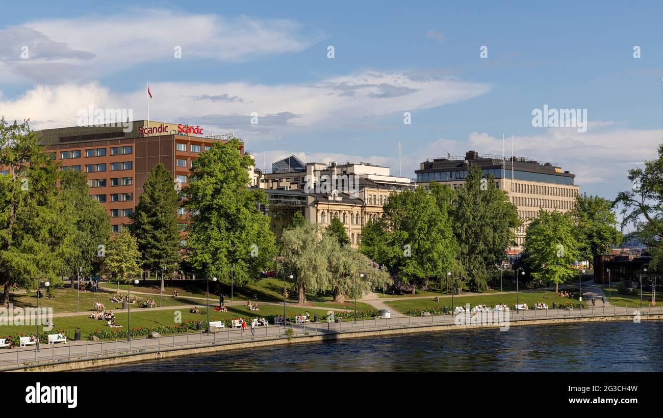 Koskipuisto - parc du centre-ville de Tampere plein de personnes appréciant le temps chaud d'été Banque D'Images
