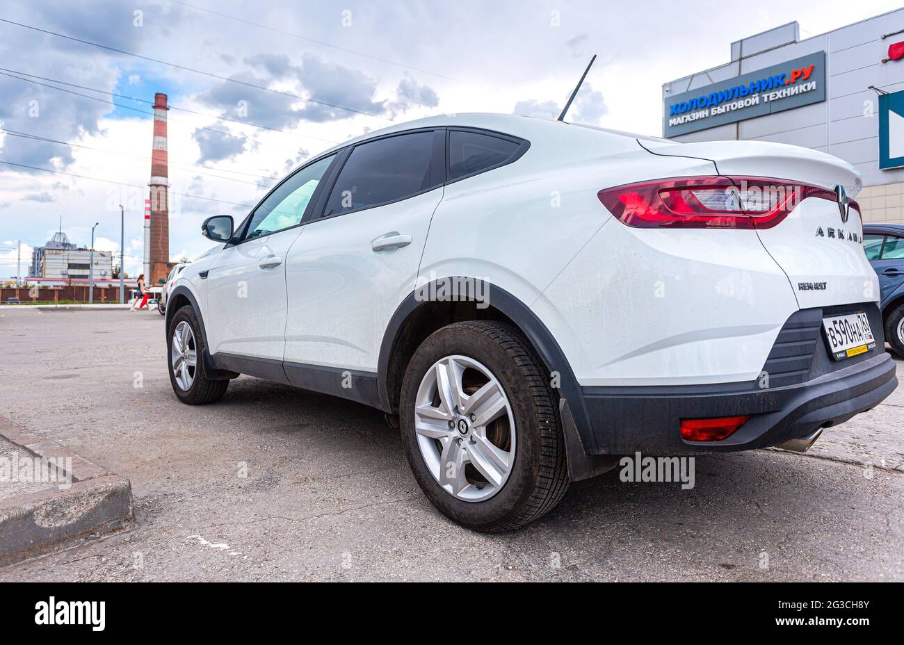 Samara, Russie - 13 juin 2021 : véhicule Renault Arkana stationné dans la rue de la ville en été Banque D'Images