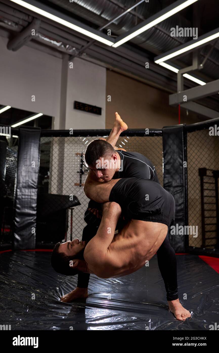 MMA: règles, cage, dangerosité Tout comprendre à ce sport de combat en  plein essor