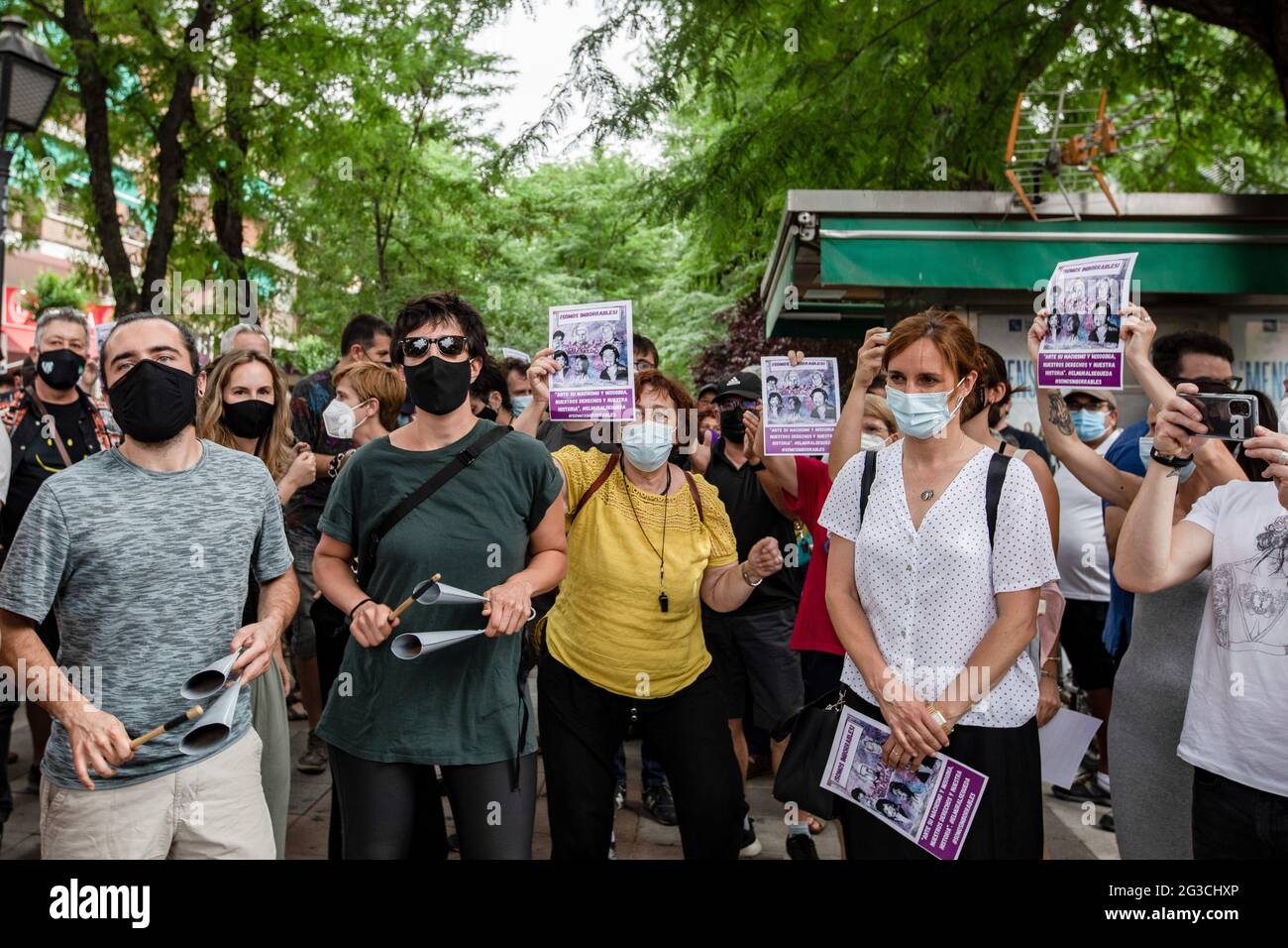 Madrid, Espagne. 15 juin 2021. Des manifestants tenant des portraits et criant des slogans pendant la manifestation.rassemblement pour la défense d'une murale féministe de Vallecas depuis que VOX le parti politique d'extrême-droite veut la retirer. Murale féministe située sur une façade de l'école du Honduras dans le quartier de Vallecas Madrid, elle rend hommage à six femmes voisines de Villa de Vallecas, trois enseignantes et trois femmes à la tête des associations de quartier. Crédit : SOPA Images Limited/Alamy Live News Banque D'Images