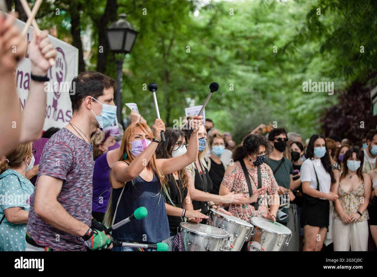 Madrid, Espagne. 15 juin 2021. Les femmes jouant de la batterie pendant la manifestation.Rally en défense d'une murale féministe de Vallecas depuis VOX le parti politique d'extrême-droite veut l'enlever. Murale féministe située sur une façade de l'école du Honduras dans le quartier de Vallecas Madrid, elle rend hommage à six femmes voisines de Villa de Vallecas, trois enseignantes et trois femmes à la tête des associations de quartier. Crédit : SOPA Images Limited/Alamy Live News Banque D'Images