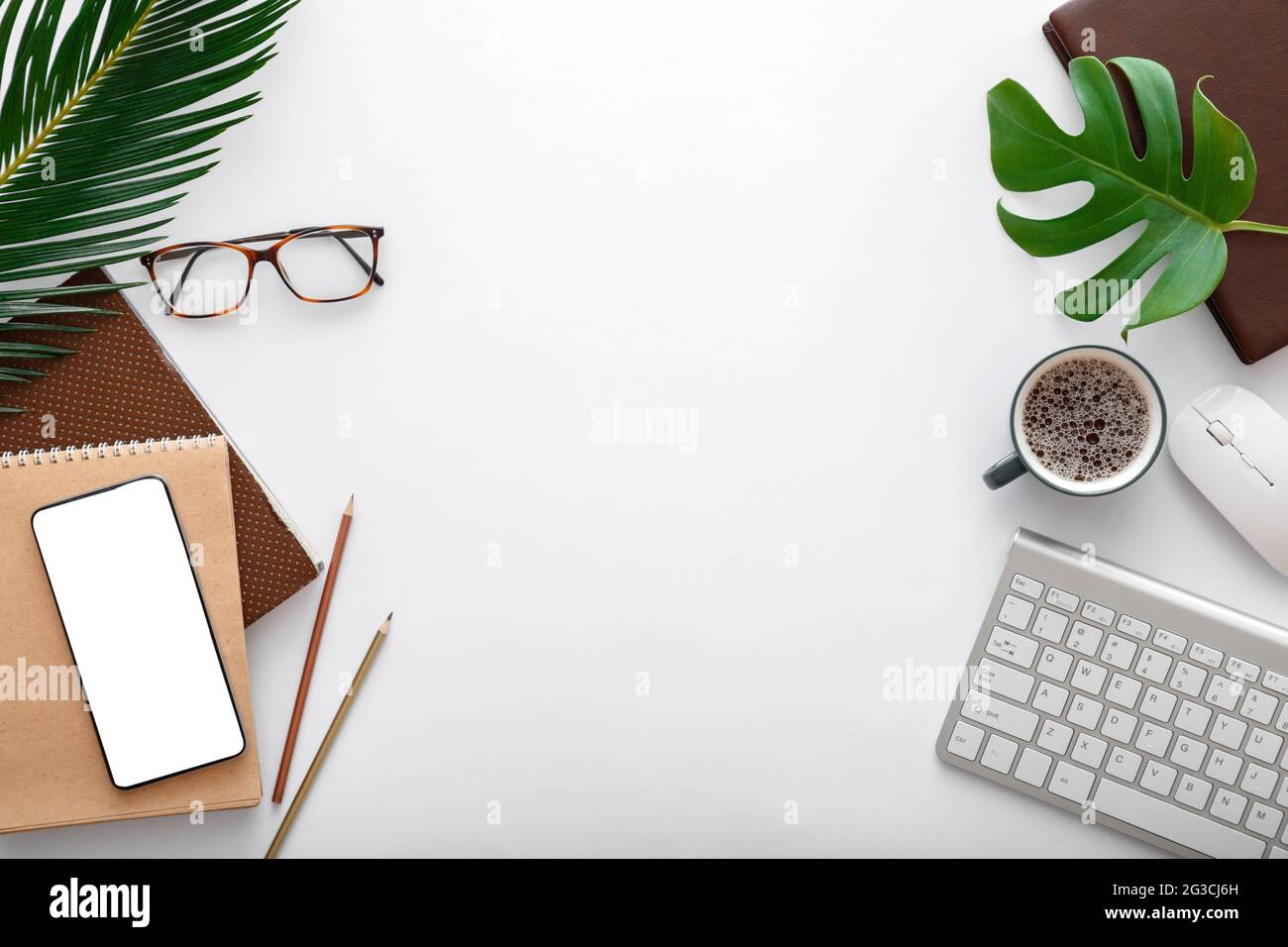 Espace de travail moderne avec clavier d'ordinateur et fournitures de ...