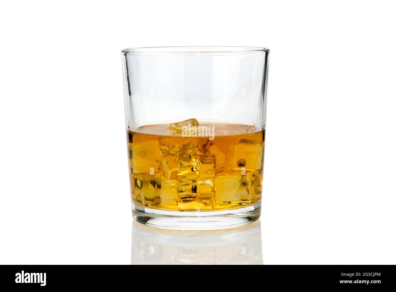 Verre de whisky ou de whisky ou de bourbon du Kentucky américain avec glaçons et son reflet sur le plan. Isolé sur blanc Banque D'Images