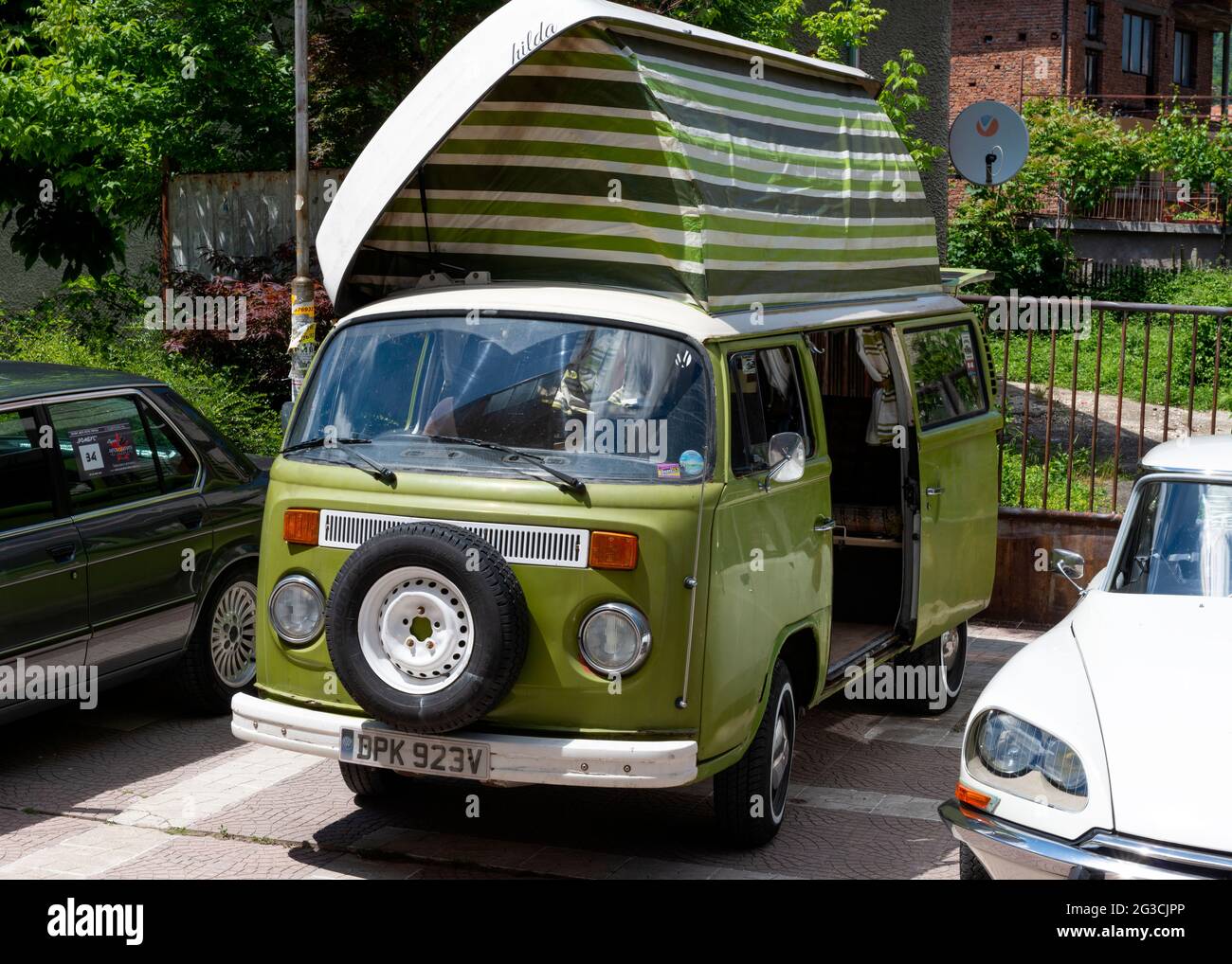 Fourgonnette Volkswagen Camper Vintage années 1970 avec toit escamotable exposé lors du défilé annuel de voitures rétro en Bulgarie Banque D'Images