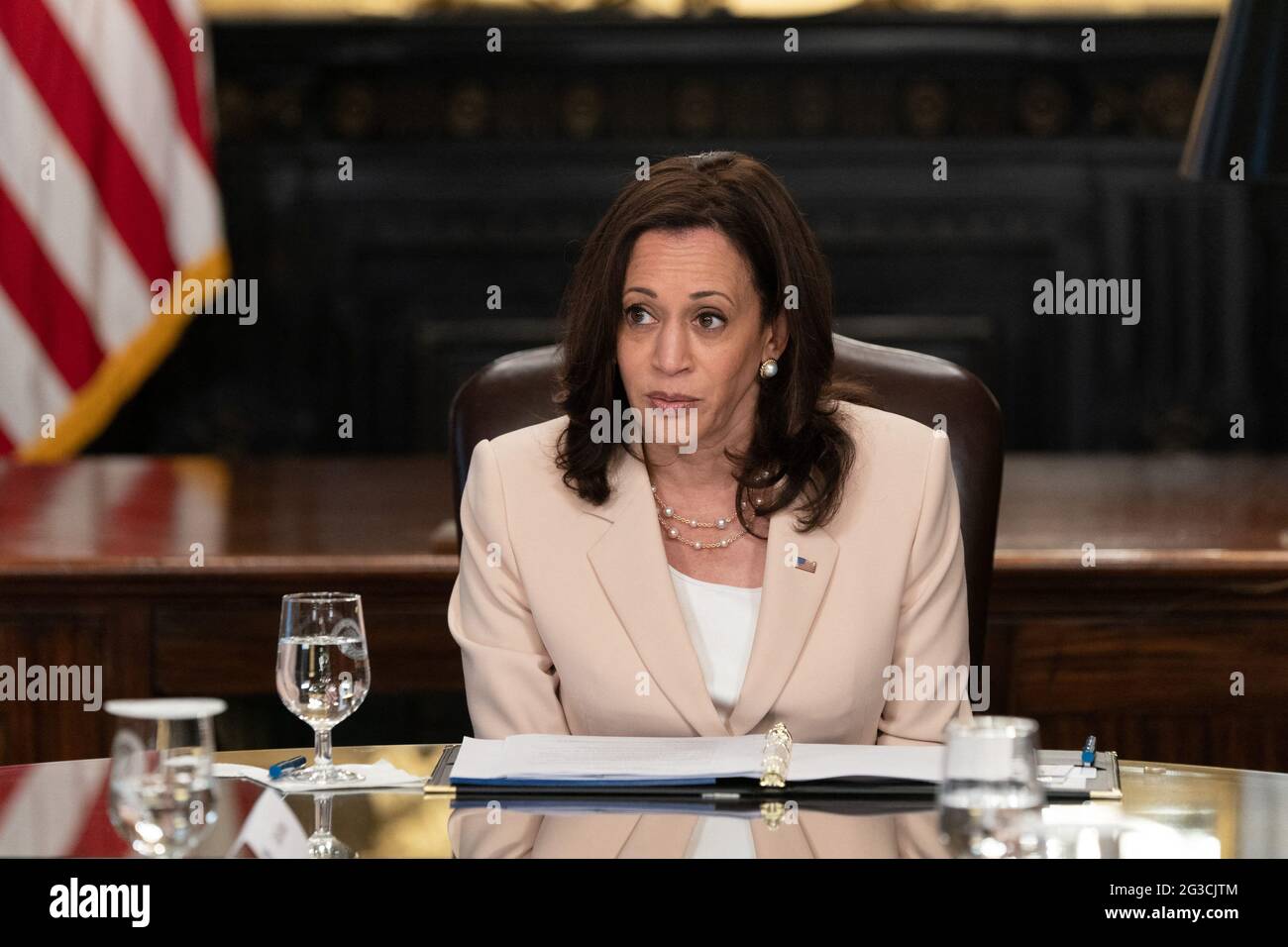 Le vice-président des États-Unis, Kamala Harris, tient une réunion pour souligner le neuvième anniversaire de la création de l'action différée pour les arrivées d'enfants (DACA) dans le bureau de cérémonie du vice-président du bâtiment Eisenhower à Washington, ​DC, le 15 juin 2021. Crédit: Chris Kleponis / piscine via CNP Banque D'Images