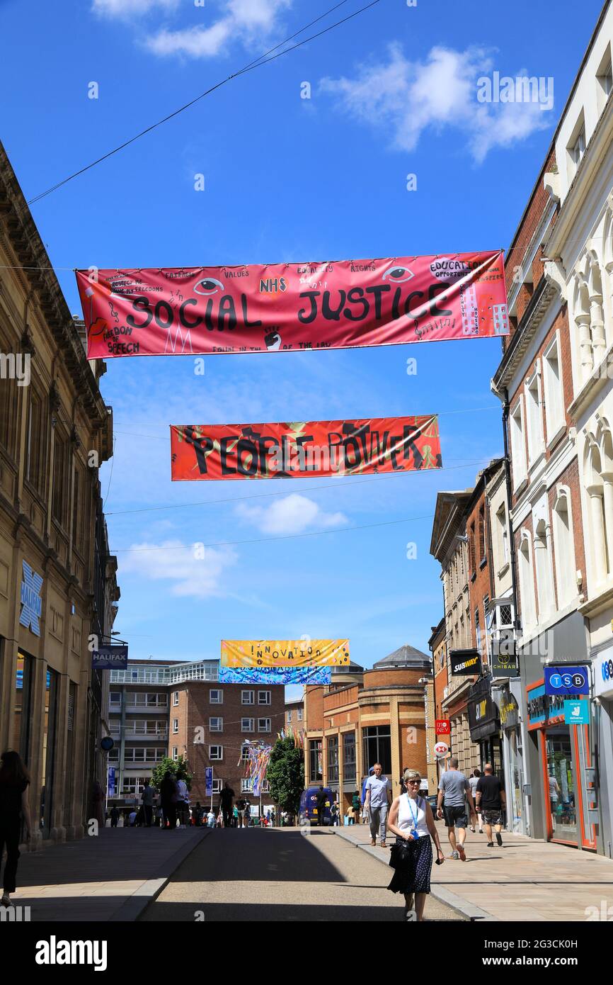 Bannières pour la justice sociale, la durabilité, l'environnement, etc. Sur la High Street à Coventry, UK City of Culture 2021, à Warwickshire, Royaume-Uni Banque D'Images
