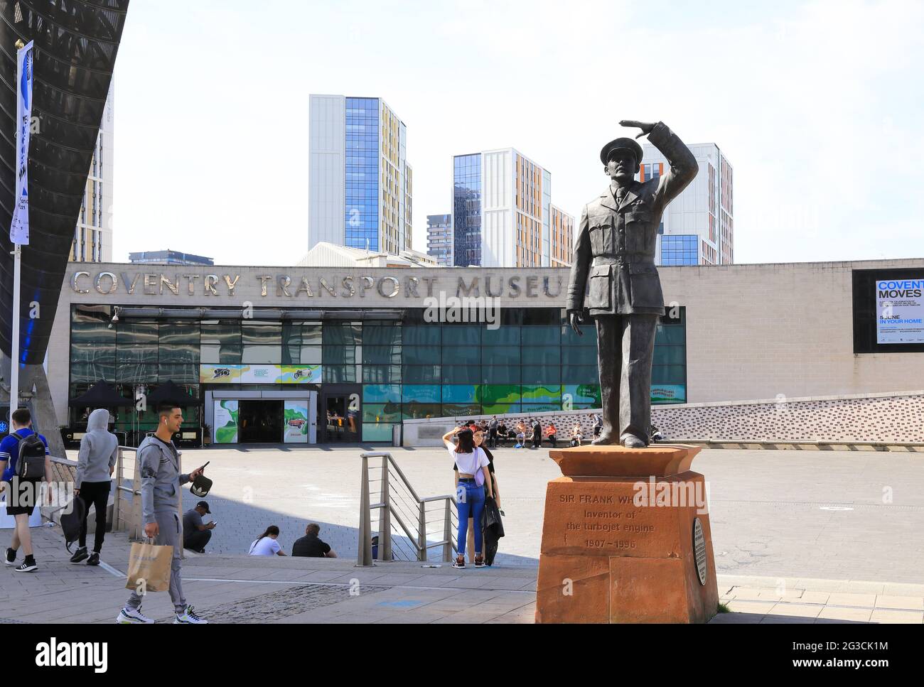 Statue de Sir Frank Whittle, inventeur du turbojet, devant le musée du transport de Coventry, sur Millennium place, à Warwickshire, Royaume-Uni Banque D'Images