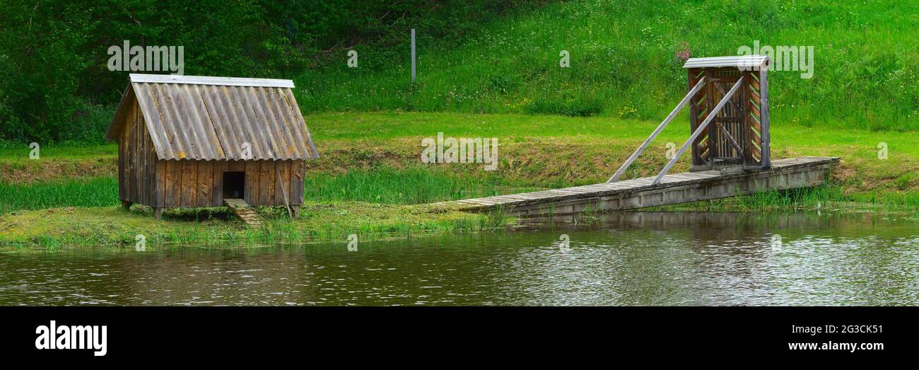 Maison isolée de chasseur de canards sur un lac en Auvergne Banque D'Images
