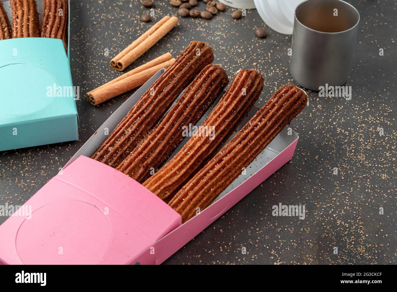 Vue de dessus du café à emporter à côté de churros de chocolat et de plaine. Banque D'Images