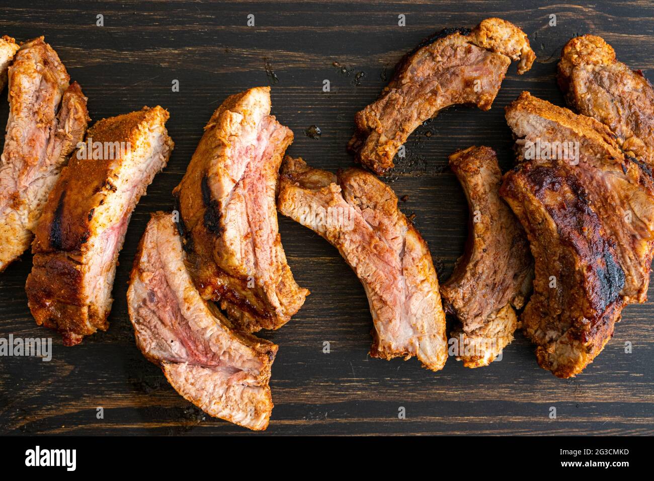 Barbecue bébé côtes de dos sur une table en bois: Côtes de dos de porc sur un fond en bois foncé Banque D'Images