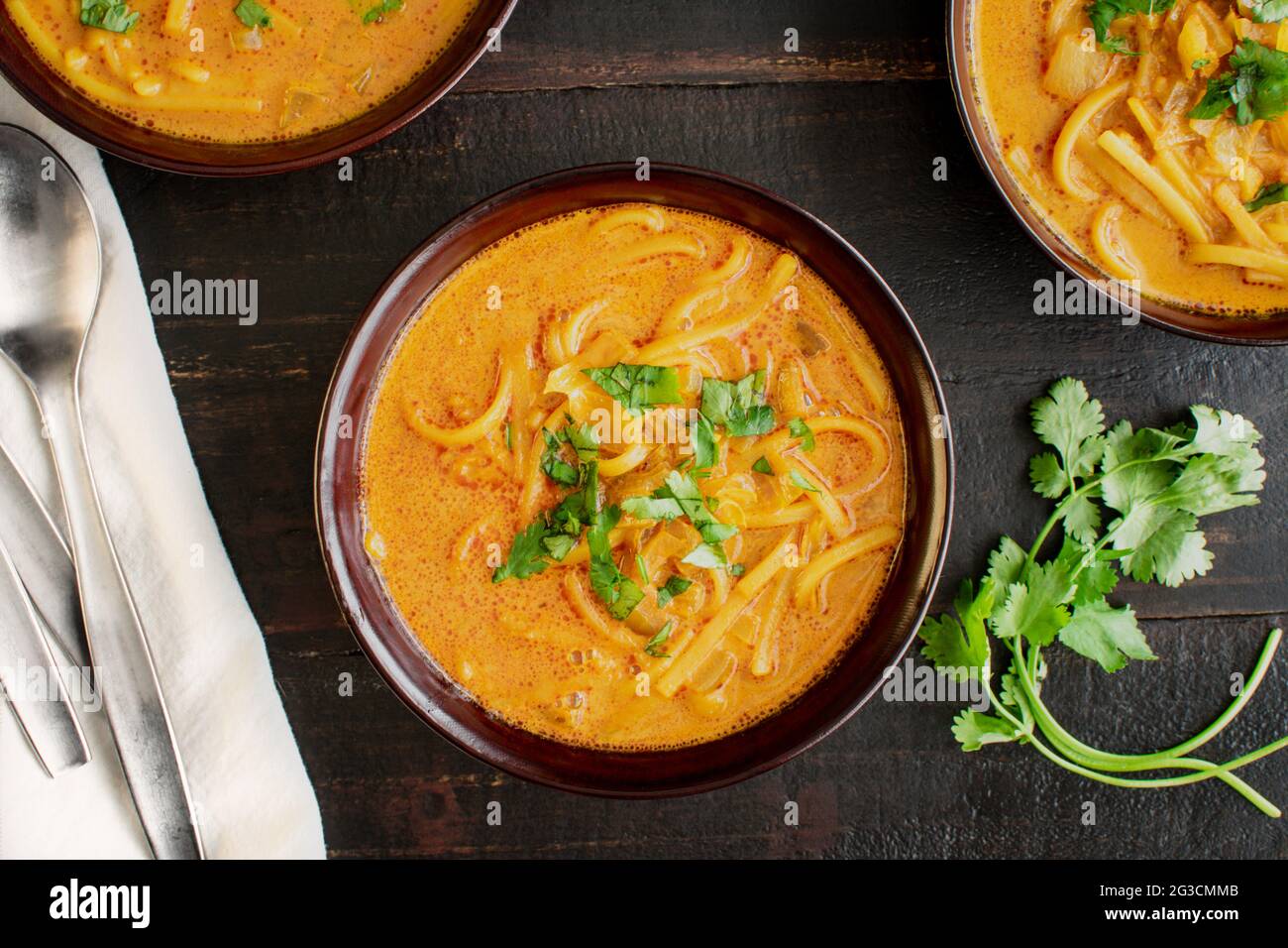 Soupe de noix de coco thaïlandaise végétalienne : soupe faite avec de la poudre de curry, des nouilles de riz et du lait de coco Banque D'Images