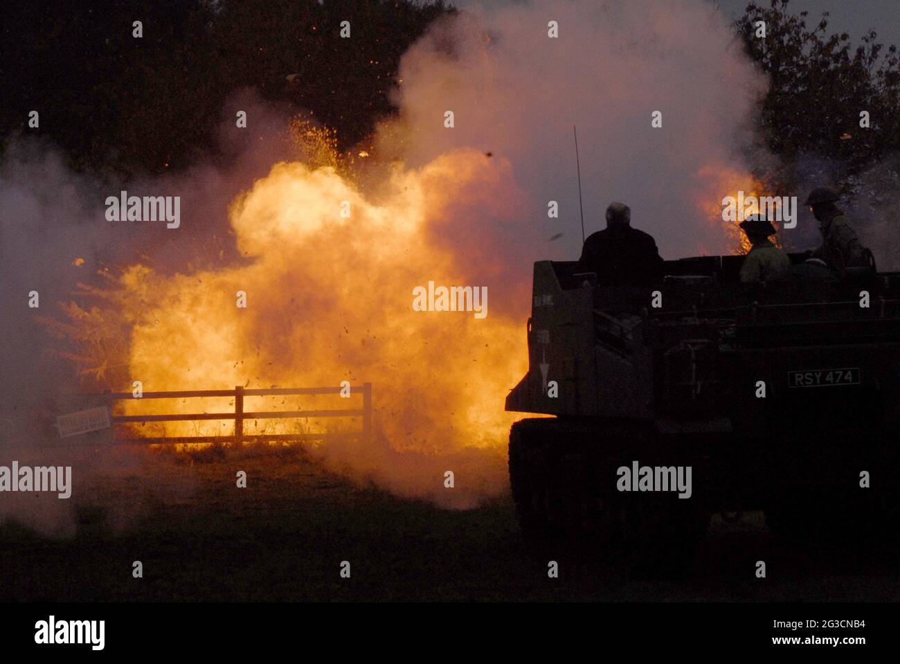 LE VÉHICULE BLINDÉ SAXON FAIT DISPARAÎTRE LE BUNGALOW ALORS QUE LA DÉMOLITION COMMENCE À MARQUER LE DÉBUT DU DÉVELOPPEMENT DE 3.5 MILLIONS DE LIVRES STERLING AU ROYAL ARMOURIES, PORTSMOUTH PIC MIKE WALKER, 2009 Banque D'Images