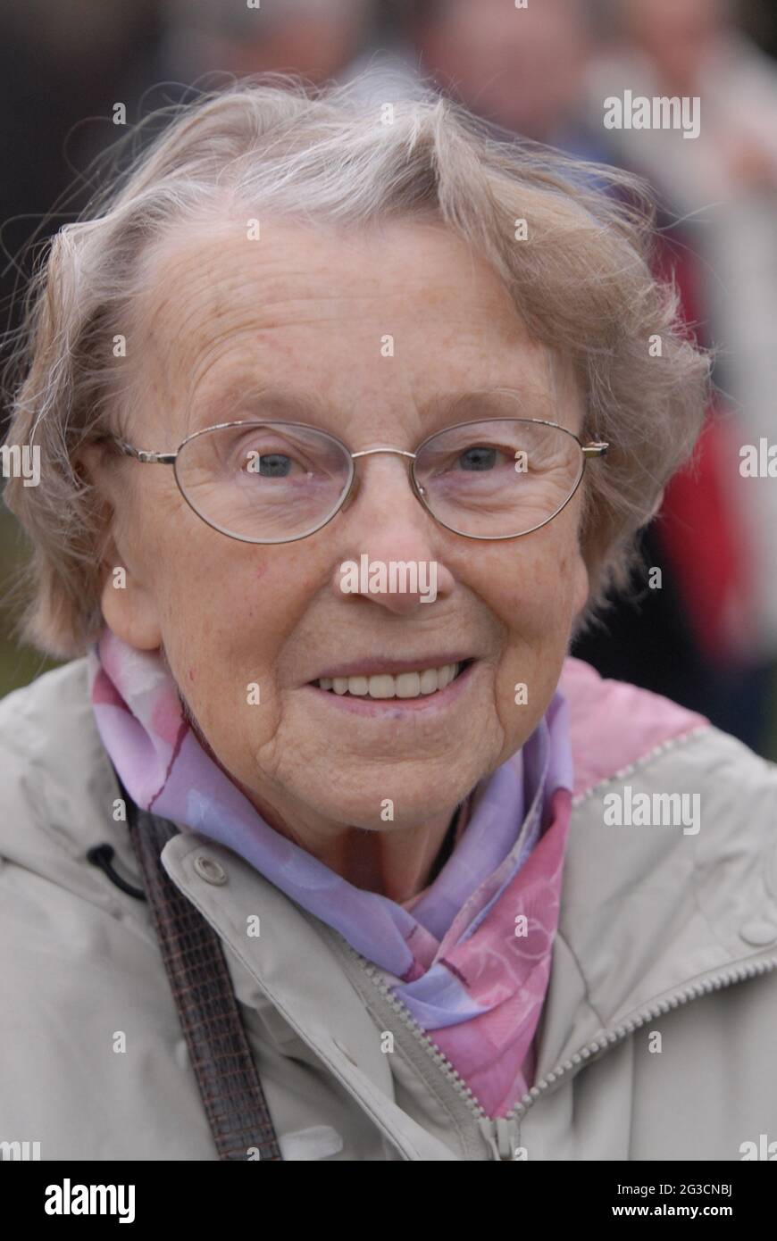 GLADYS ROBERTS OBSERVE LA DÉMOLITION DU BUNGALOW DANS LEQUEL ELLE HABITAIT ALORS QUE LE RÉSERVOIR SOUFFLE LE BUNGALOW TANDIS QUE LA DÉMOLITION COMMENCE À MARQUER LE DÉBUT DU DÉVELOPPEMENT DE 3.5 MILLIONS DE LIVRES STERLING À LA ROYAL ARMOURIES, PORTSMOUTH PIC MIKE WALKER, 2009 Banque D'Images