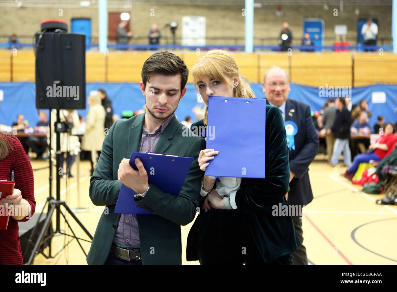 Le candidat conservateur de l'évêque Auckland Dehenna Davison (à droite) au compte de vote à Spennymoor, comté de Durham. Banque D'Images