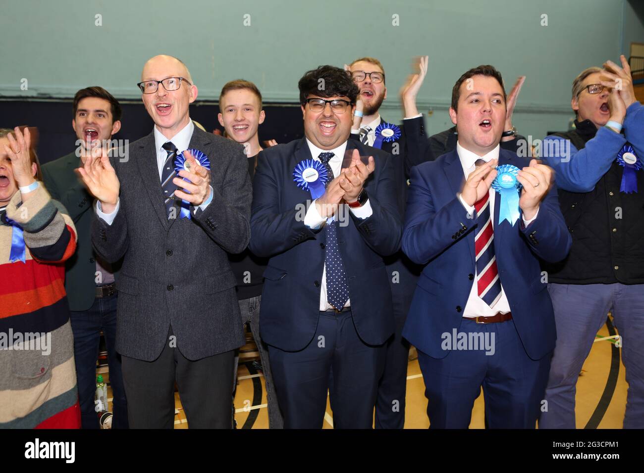 Les partisans conservateurs célèbrent le candidat à la victoire de l'évêque Auckland Dehenna Davison et le candidat de Sedgefield Paul Howell au vote cou Banque D'Images