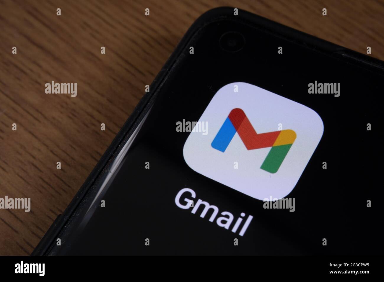 Application Gmail affichée dans l'angle du smartphone placé sur le bureau. Stafford, Royaume-Uni, 15 juin 2021. Banque D'Images