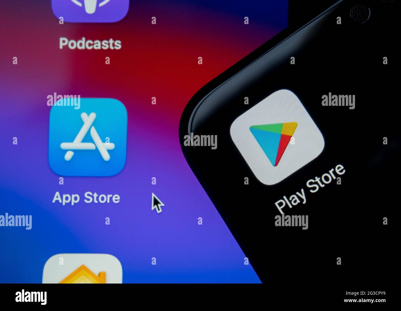 Google Play Store et les applications floues de l'App Store sont visibles sur les écrans des smartphones android et des ordinateurs portables Apple macbook M1. Concept. Stafford, Royaume-Uni, 15 juin 2021. Banque D'Images
