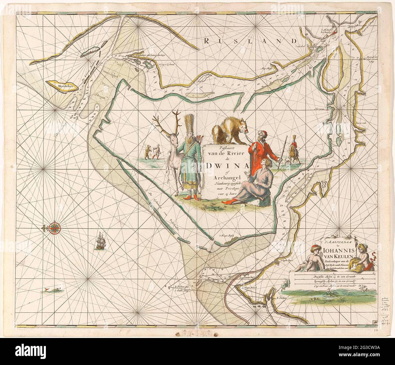 Carte de passe Dvina normale; choisissez une carte de la rivière Dwina ou Archange. Carte de cueillette de la Dvina du Nord, inondation à la ville portuaire russe d'Archangelsk (Archangel) dans la mer Blanche. Au centre de la carte une pierre avec le titre, où trois figures avec des chapeaux de fourrure, y compris un homme avec un ours en peluche. En bas à droite deux enfants avec des huttes de fourrure à l'adresse de l'éditeur et l'échelle en allemand, espagnol et anglais ou français miles. Au-dessus et au-dessous de la distribution des degrés. Banque D'Images