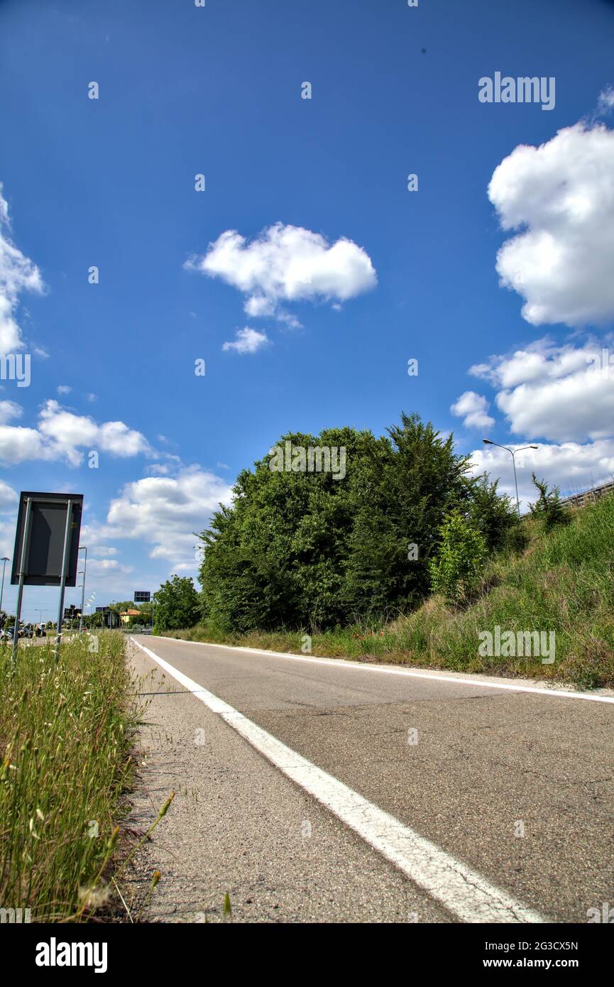 Sortie de l'autoroute par temps clair en été dans la campagne italienne Banque D'Images