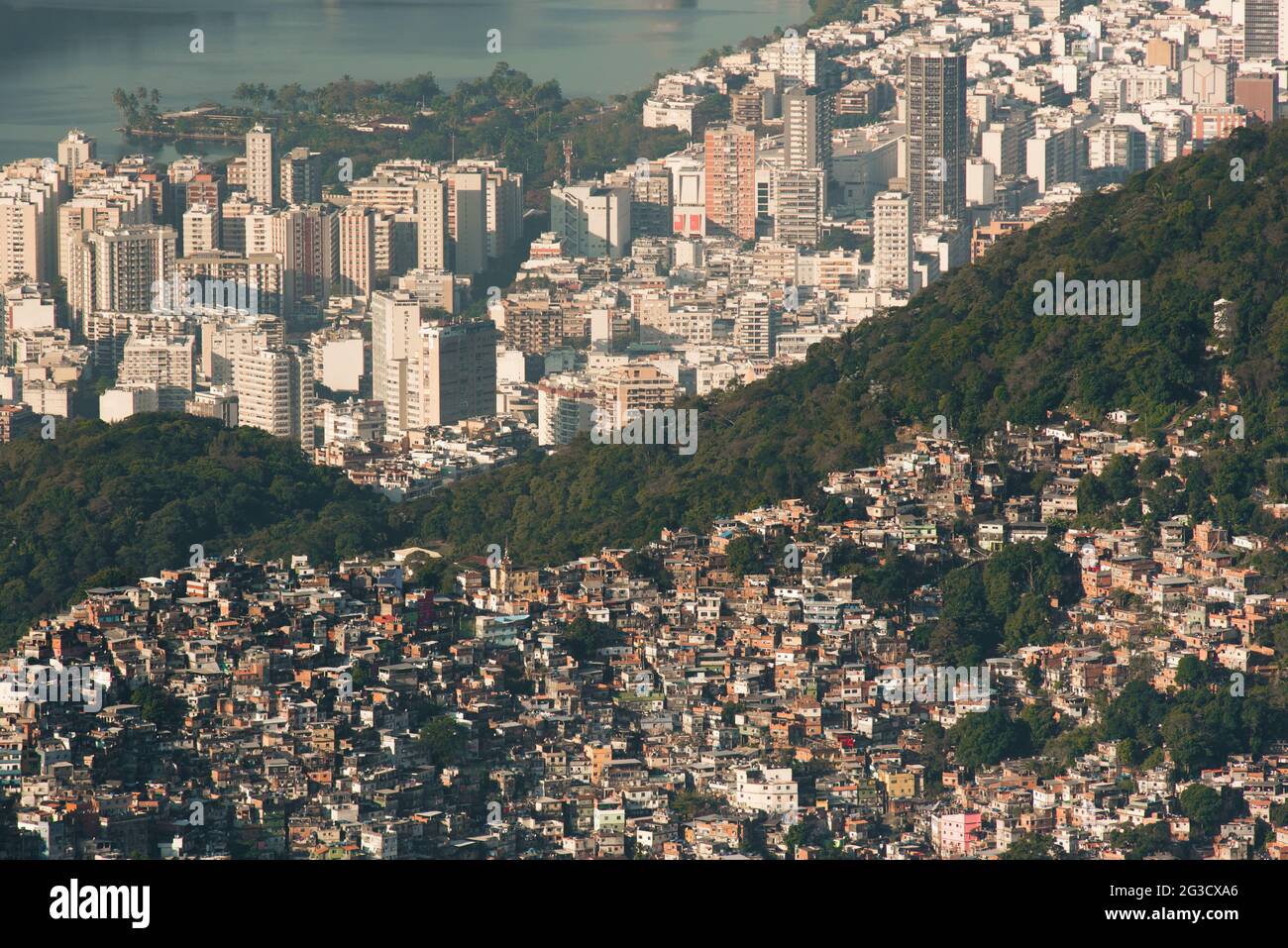 La plus grande Favela Rocinha brésilienne sur la colline et Leblon quartier derrière, contraste entre riches et pauvres, à Rio de Janeiro, Brésil Banque D'Images