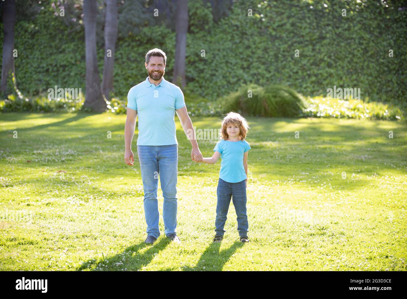 père et fils marchant dans le parc. bonne valeur familiale. enfance et parentalité. Banque D'Images