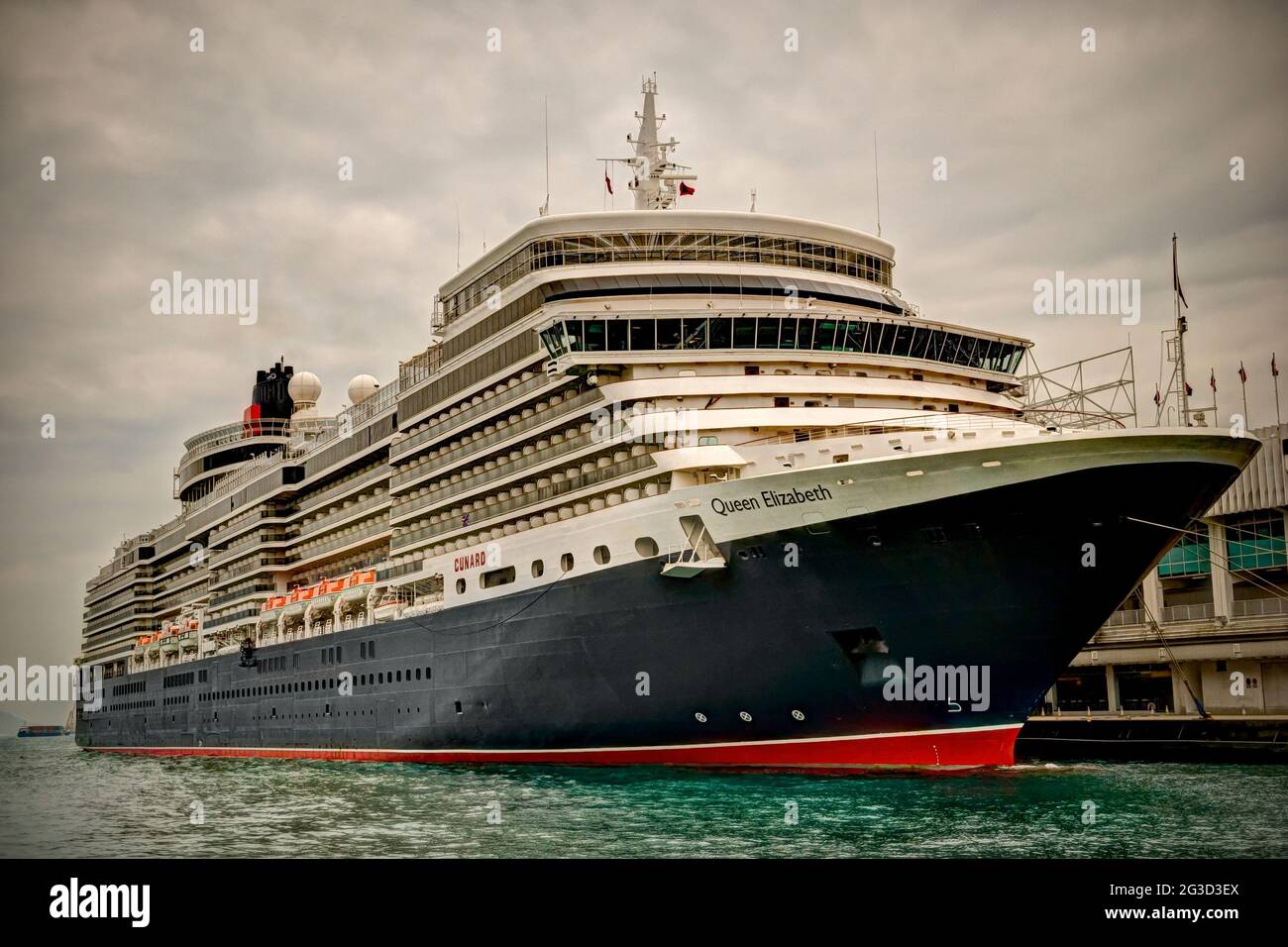 Le MS Queen Elizabeth a été amarré au terminal Ocean, Tsim Sha Tsui, Kowloon, Hong Kong, en mars 2012 (traitement HDR) Banque D'Images