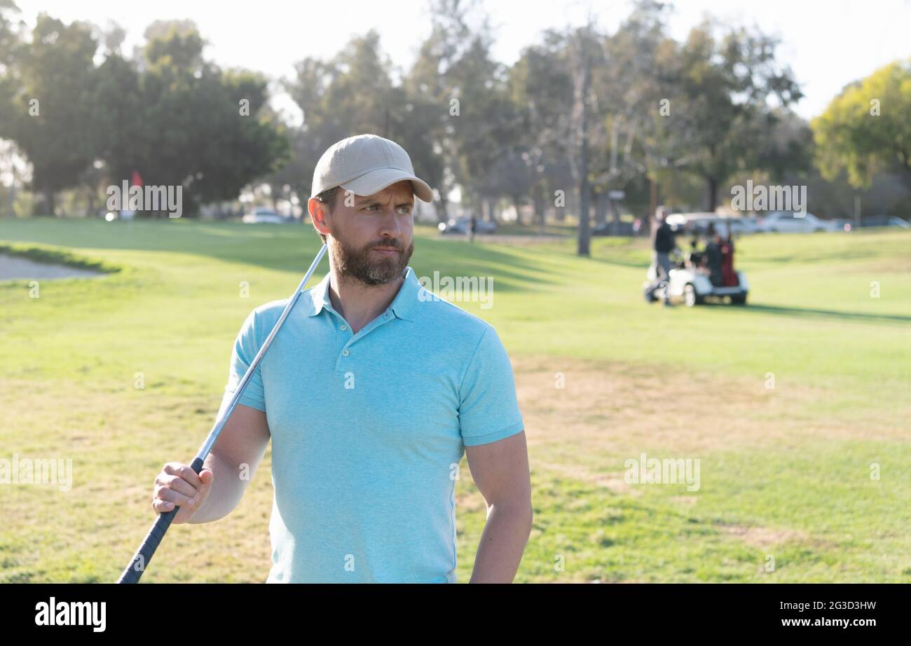 portrait du golfeur en casquette avec club de golf à l'extérieur. les gens  style de vie. homme jouant au jeu Photo Stock - Alamy