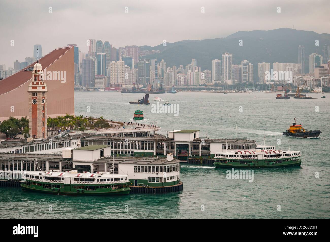 Deux célèbres ferries Star Ferries à la jetée de Tsim Sha Tsui, Kowloon, avec le port Victoria et Causeway Bay sur l'île de Hong Kong en arrière-plan Banque D'Images