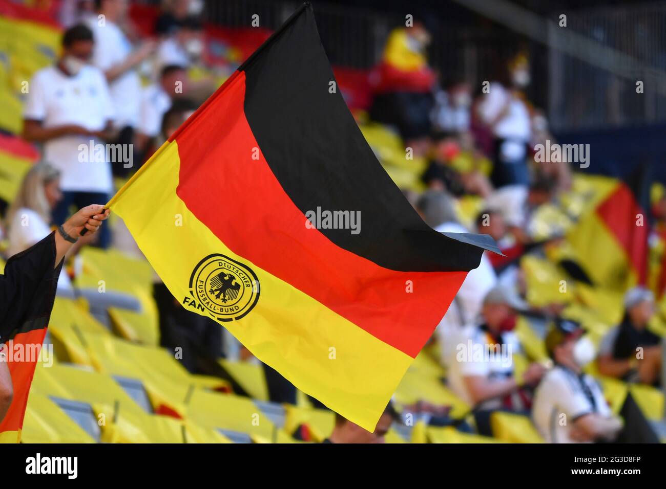 Munich, Allemagne, 15 juin 2021, Munich, Allemagne, 15 juin 2021, drapeau allemand, drapeau noir rouge or dans le stade. Stade de groupe, cycle préliminaire F, jeu M12, France (F) - Allemagne (GER) 1-0 le 15 juin 2021 à Muenchen/Fussball Arena (Allianz Arena). Football EM 2020 du 06/11/2021 au 07/11/2021. Banque D'Images