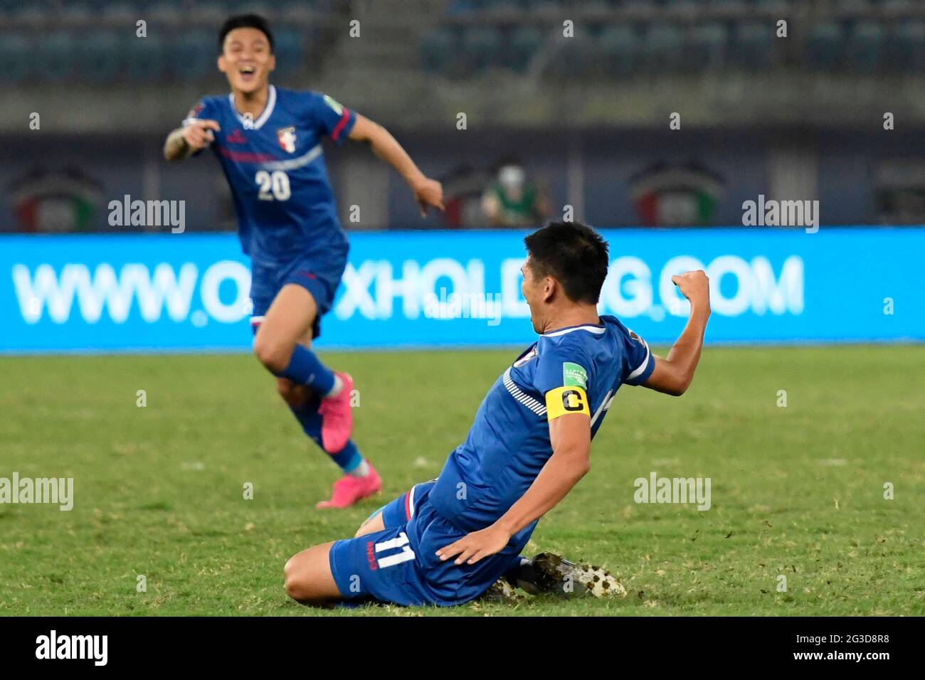 Koweït, Koweït. 15 juin 2021. Wu Chun-Ching (R), du Taipei chinois, célèbre après avoir obtenu un but lors du deuxième match de football du groupe B entre le Koweït et le Taipei chinois lors de la coupe du monde de la FIFA, Qatar 2022, et de la qualification préliminaire conjointe de la coupe asiatique 2023 de l'AFC, à Koweït City, Koweït, le 15 juin 2021. Credit: Ghazy Qaffaf/Xinhua/Alamy Live News Banque D'Images