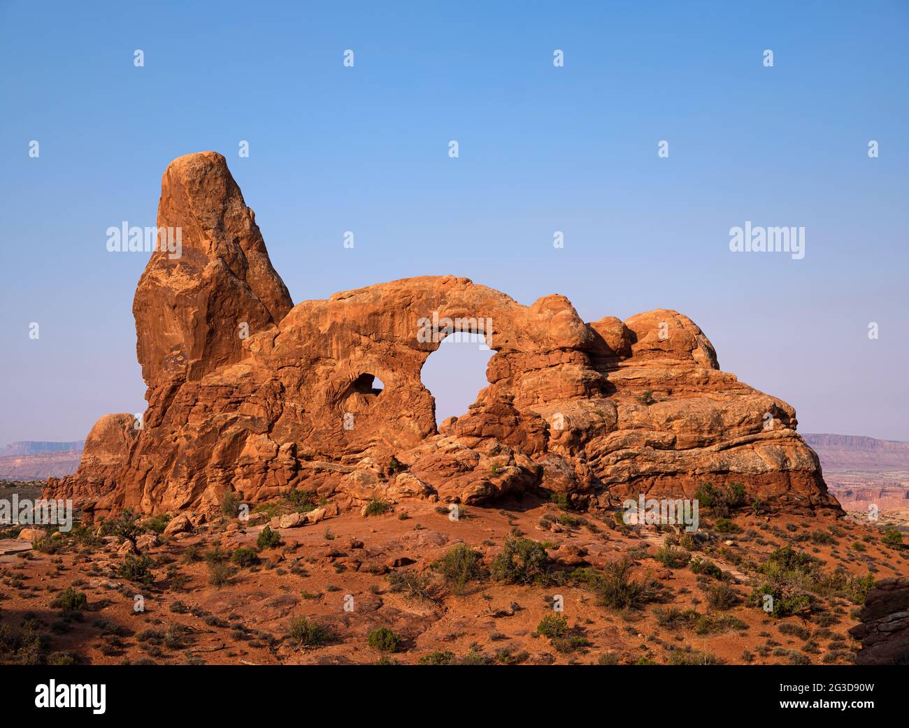 ARCHES NATIONAL PARK, UTAH - VERS AOÛT 2020 : vue du matin sur l'Arche de Turret, une célèbre nageoire en grès avec de grandes et petites ouvertures et une plus grande, t Banque D'Images