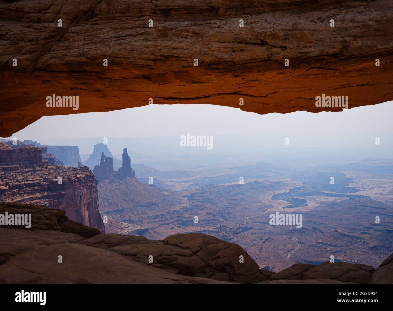 PARC NATIONAL DE CANYONLANDS, UTAH - VERS AOÛT 2020 : Mesa Arch est une arche de pothole située à l'extrémité est de l'île, dans la Sky mesa de Canyonlands Nati Banque D'Images