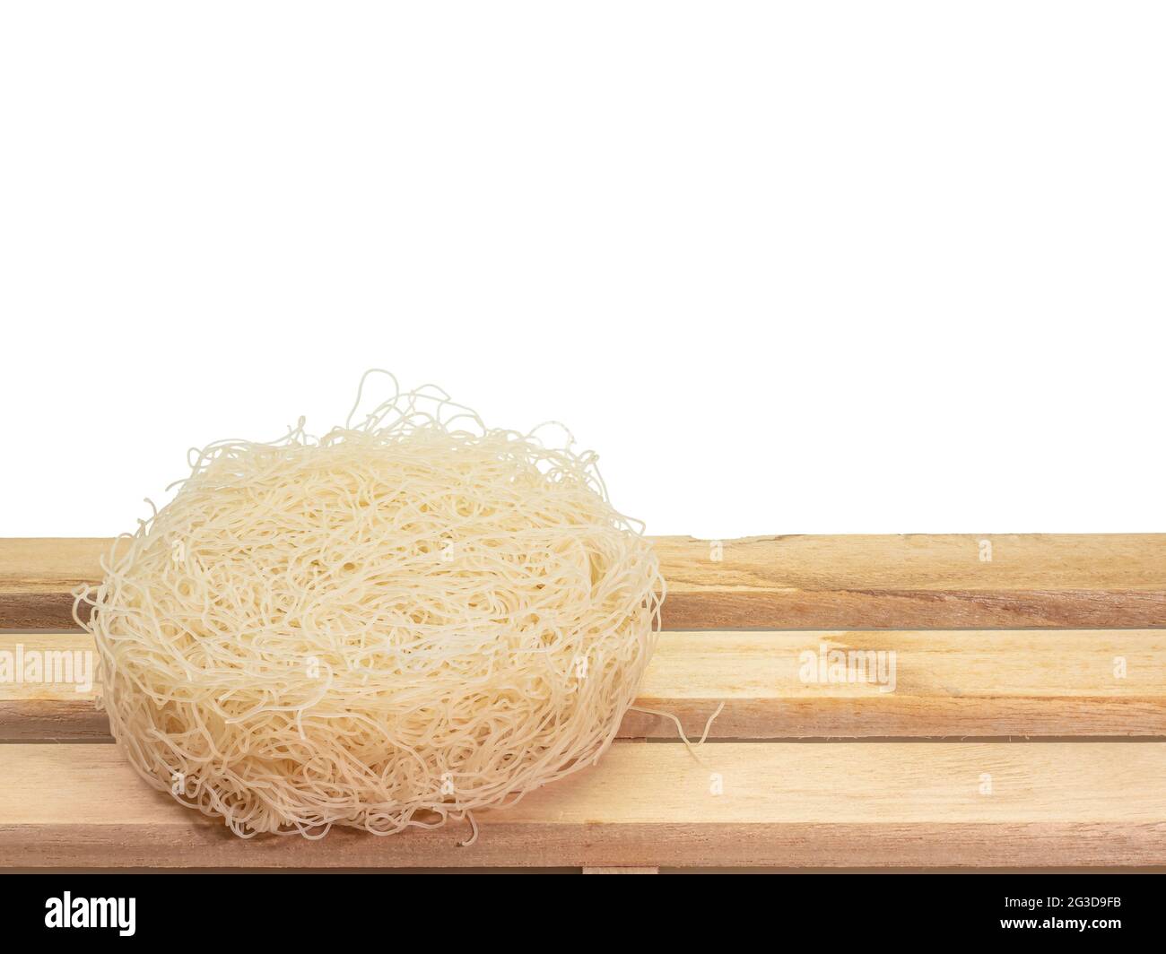 Old pot Rice Noodles, un gros plan de taïwanais séchés instantané des aliments minces de nouilles avec du bois isolé sur fond blanc. Banque D'Images