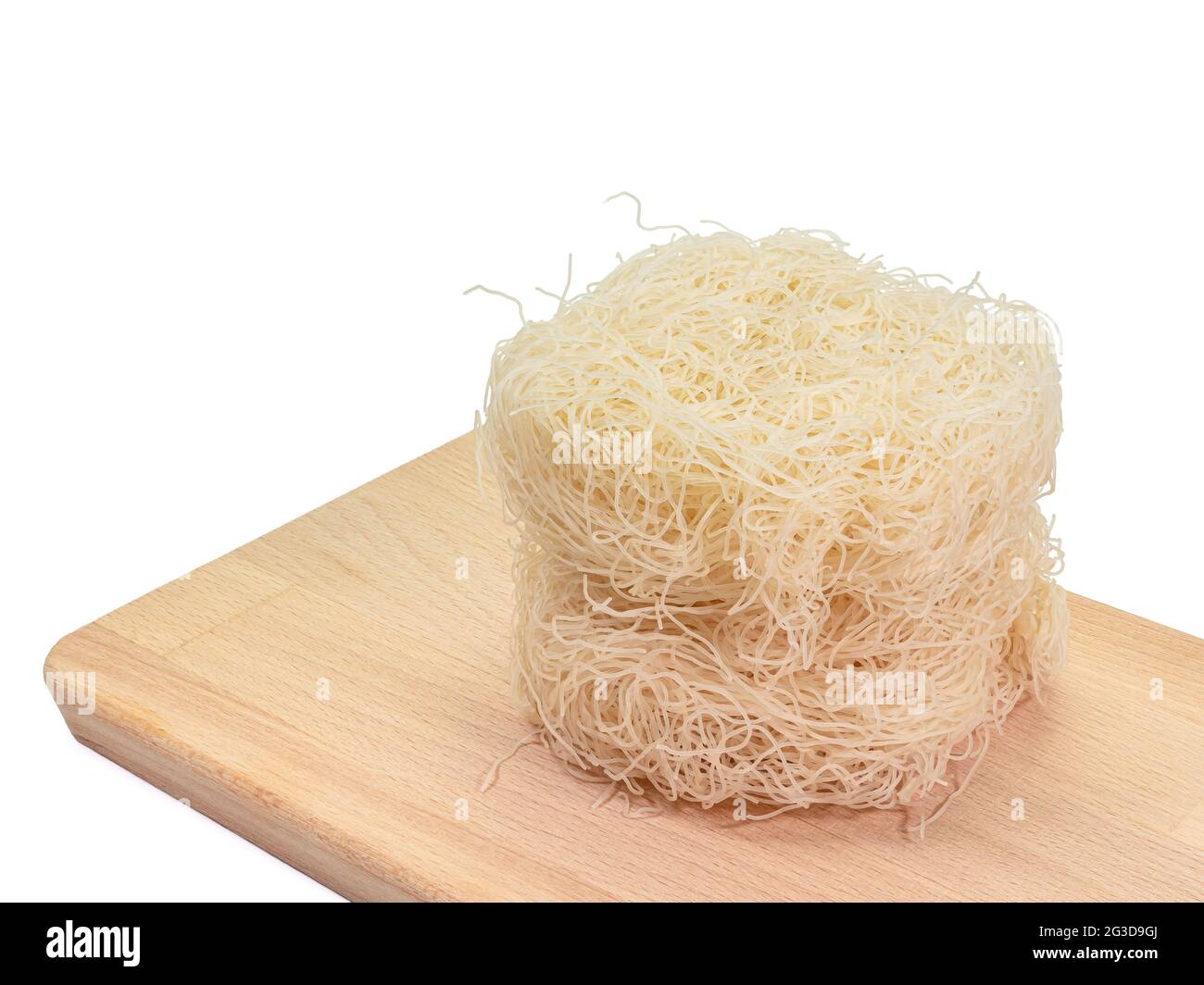 Old pot Rice Noodles, un gros plan de taïwanais séchés instantané des aliments minces de nouilles avec du bois isolé sur fond blanc. Banque D'Images