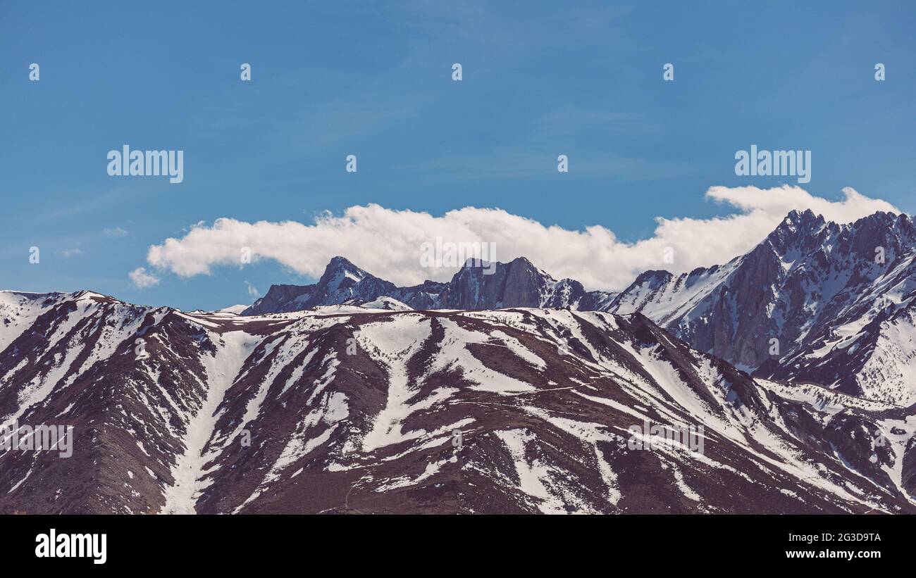 Les montagnes de la Sierra Nevada ont été recouvertes de neige par un ciel bleu avec des nuages Banque D'Images