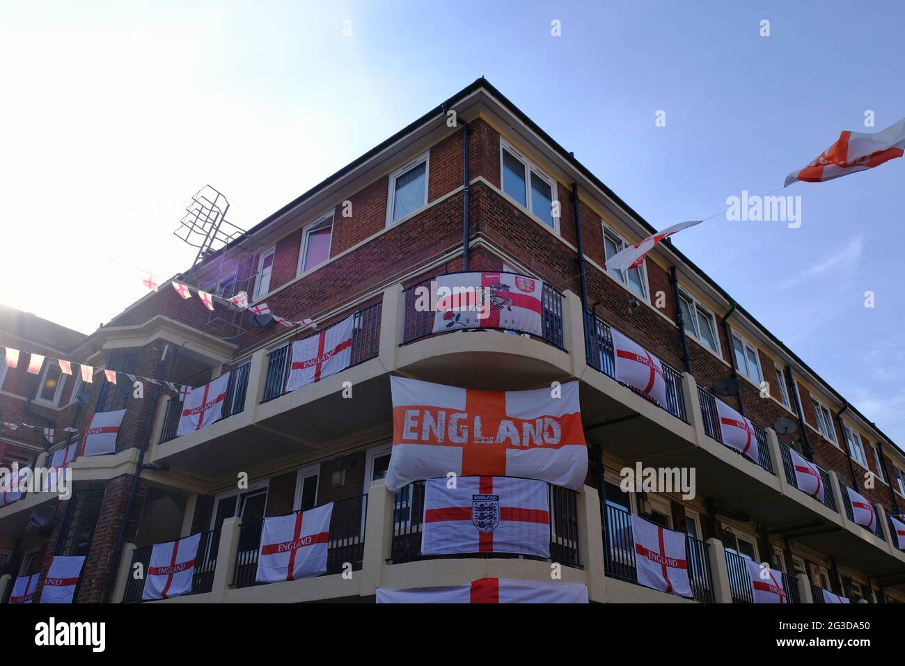 Londres, Royaume-Uni. Plus de 400 drapeaux St George bordent les balcons du domaine Kirby où les résidents ont décoré des bâtiments avant le tournoi Euro 2020 Banque D'Images