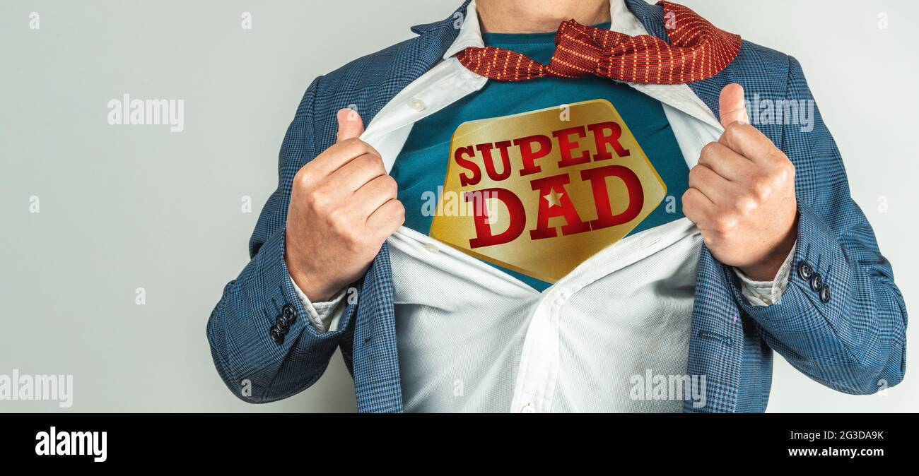 Homme en costume qui ouvre sa chemise blanche et cravate pour devenir un super héros, super papa. Concept de fête des pères Banque D'Images