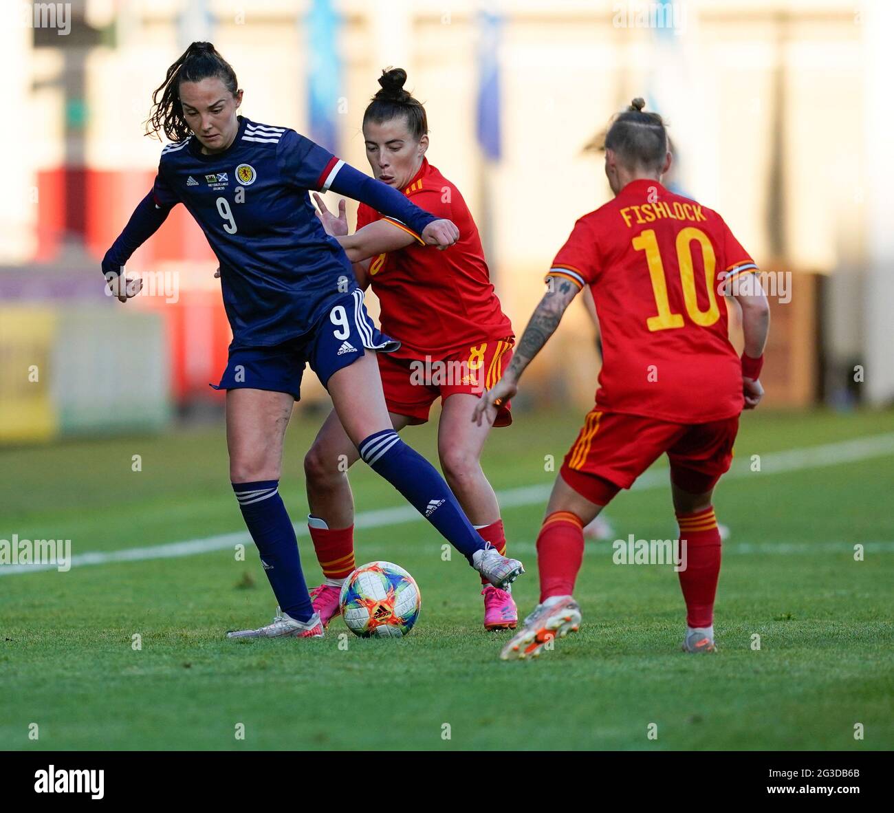 Llanelli, Royaume-Uni. 15 juin 2021. Caroline Wier (L) Angharad James (C) et Jess Fishlock sont vus en action lors du match de football féminin entre le pays de Galles et l'Écosse au Parc y Scarlets. (Score final ; pays de Galles 0:1Ecosse). (Photo de Graham Glendinning/SOPA Images/Sipa USA) crédit: SIPA USA/Alay Live News Banque D'Images