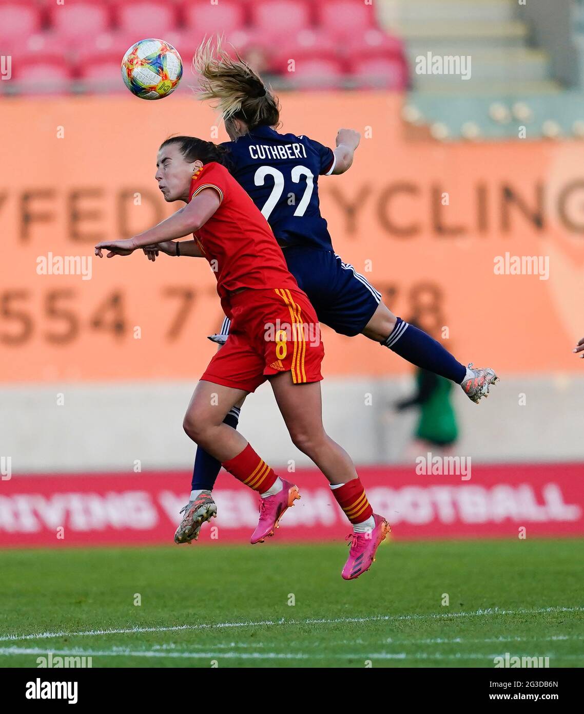 Llanelli, Royaume-Uni. 15 juin 2021. Angharad James (L) et Erin Cuthbert sont vus en action lors du match de football féminin entre le pays de Galles et l'Écosse au Parc y Scarlets. (Score final ; pays de Galles 0:1Ecosse). (Photo de Graham Glendinning/SOPA Images/Sipa USA) crédit: SIPA USA/Alay Live News Banque D'Images