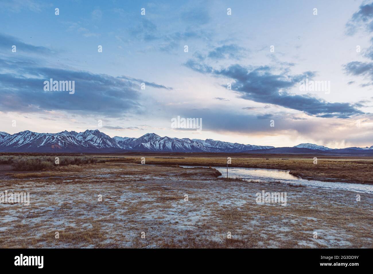Ciel sombre spectaculaire contre la rivière et les montagnes de la Sierra Nevada Banque D'Images