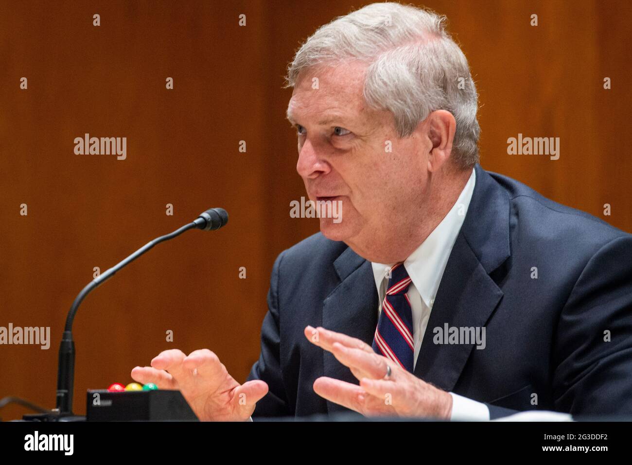 Tom Vilsack, secrétaire du département américain de l'agriculture, comparaît devant un comité sénatorial des crédits - sous-comité de l'agriculture, du développement rural, de l'administration des aliments et des drogues, Et des organismes connexes audition pour examiner le projet de budget prévisionnel et la justification pour l'exercice 2022 du ministère de l'Agriculture, dans l'immeuble du bureau du Sénat Dirksen à Washington, DC, le mardi 15 juin 2021. Crédit : Rod Lamkey/CNP/MediaPunch Banque D'Images