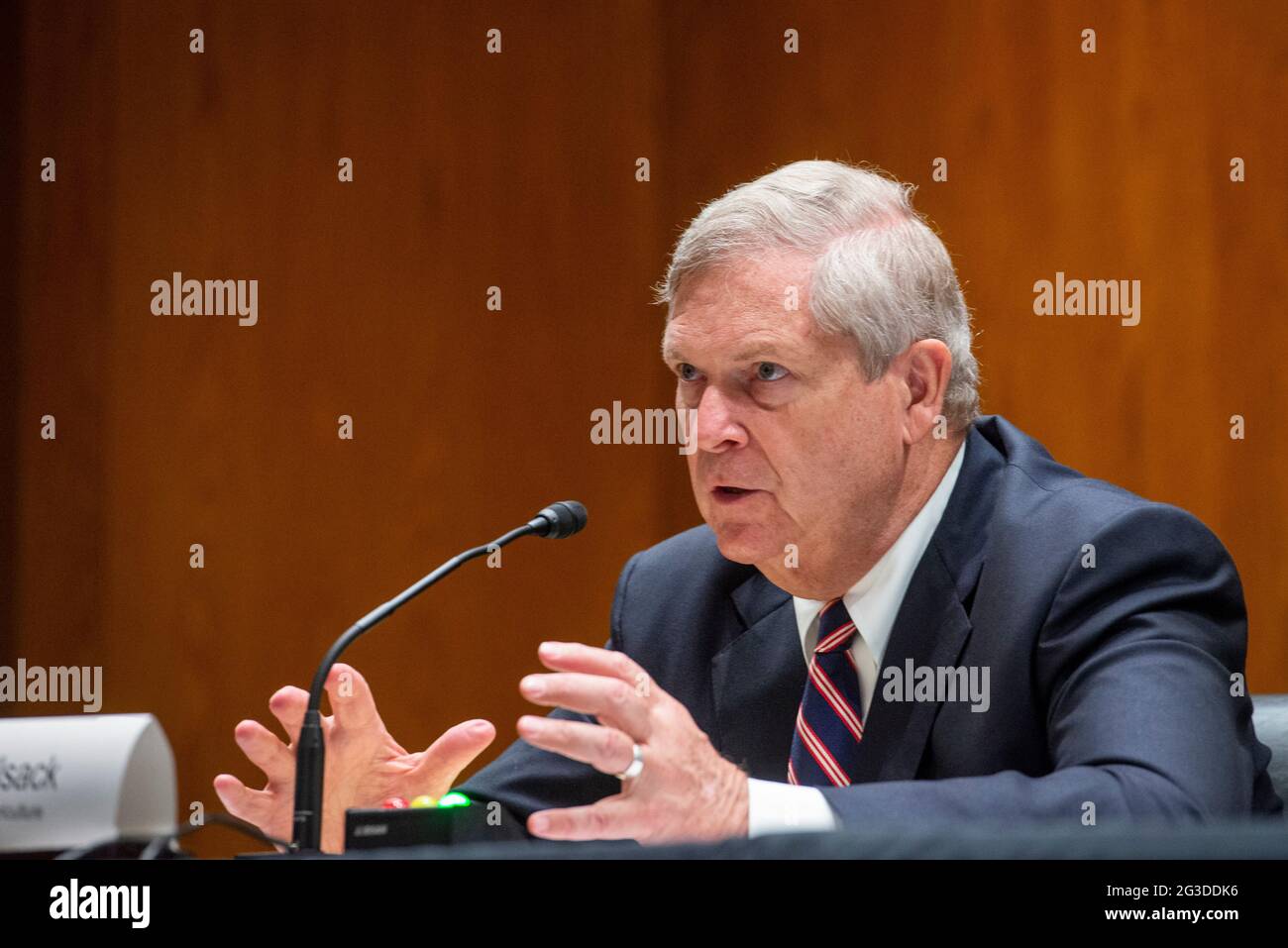 Tom Vilsack, secrétaire du département américain de l'agriculture, comparaît devant un comité sénatorial des crédits - sous-comité de l'agriculture, du développement rural, de l'administration des aliments et des drogues, Et des organismes connexes audition pour examiner le projet de budget prévisionnel et la justification pour l'exercice 2022 du ministère de l'Agriculture, dans l'immeuble du bureau du Sénat Dirksen à Washington, DC, le mardi 15 juin 2021. Crédit : Rod Lamkey/CNP/MediaPunch Banque D'Images
