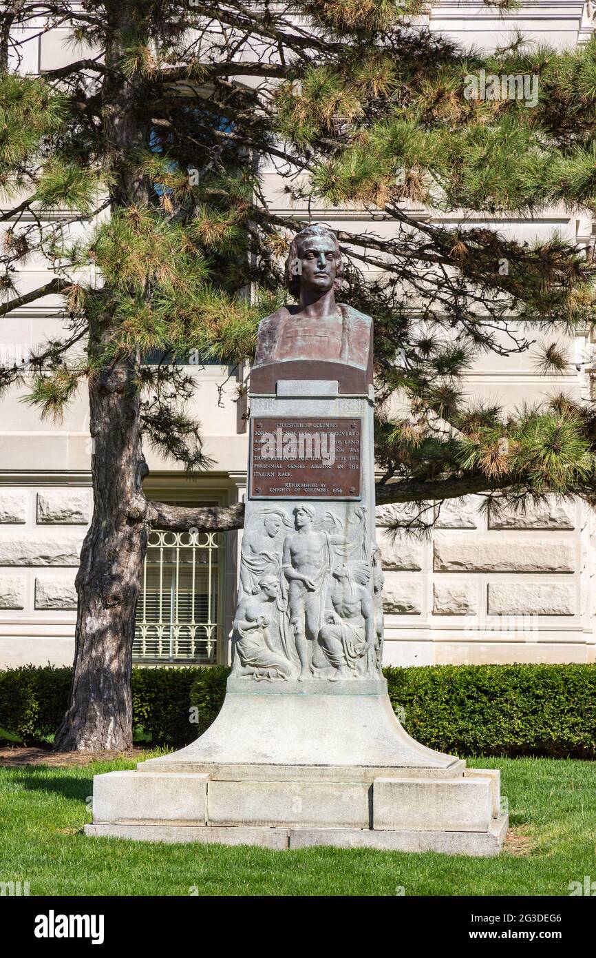 Ce buste en bronze de 1920 de Christophe Colomb par Enrico Vittori se trouve sur le terrain du Capitole de l'État de l'Indiana à Indianapolis, Indiana, États-Unis. Banque D'Images