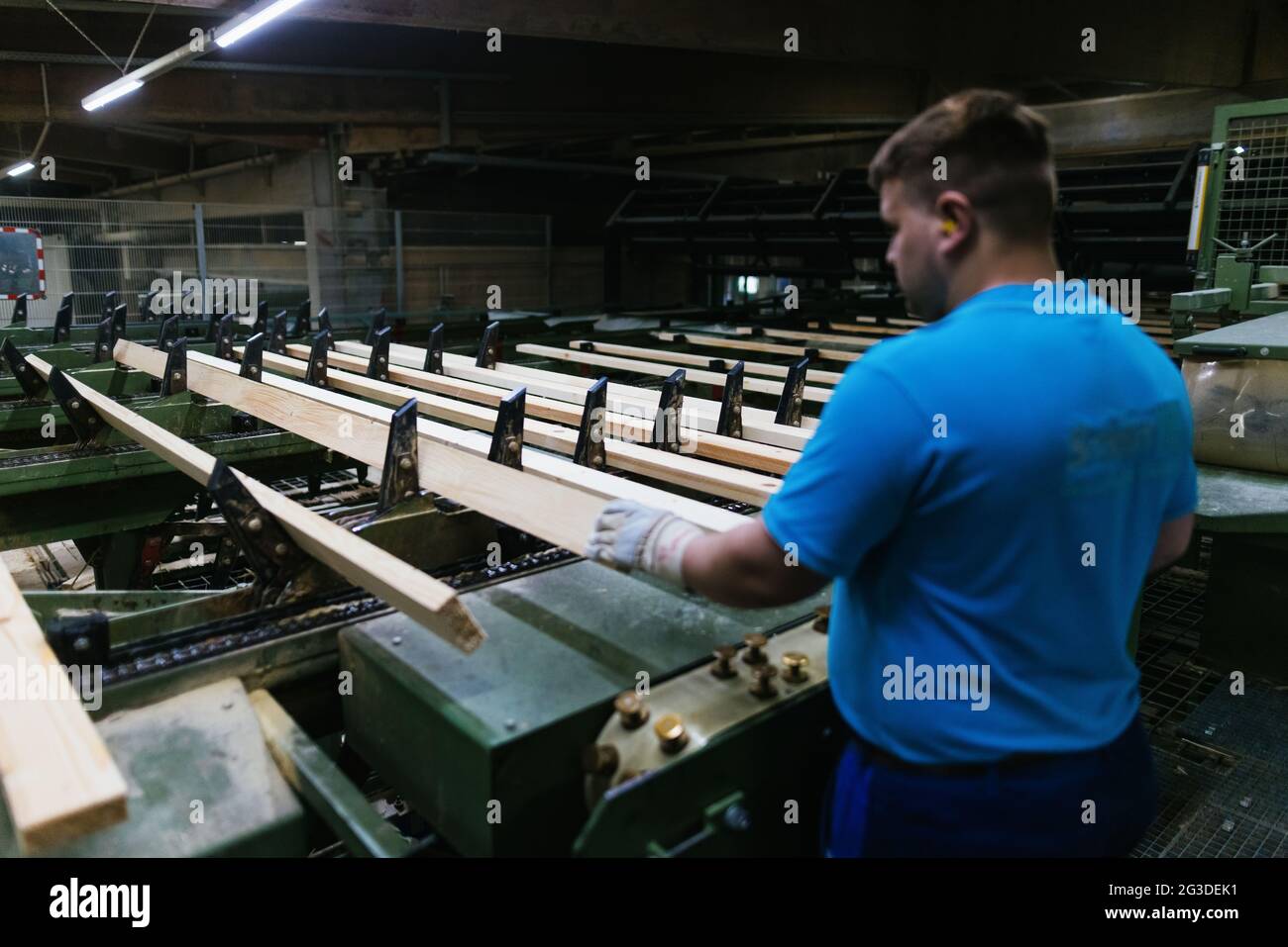 Hausach, Allemagne. 07e juin 2021. Les conseils passent par la ligne de coupe dans les locaux d'une scierie pendant qu'un employé vérifie la qualité. Les prix du bois sur le marché mondial ont fortement augmenté dans le passé récent, et ce changement est également ressenti par les Scieries du sud-ouest. (À dpa 'Pourquoi le boom du bois a des inconvénients pour le sud-ouest') Credit: Philipp von Ditfurth/dpa/Alamy Live News Banque D'Images